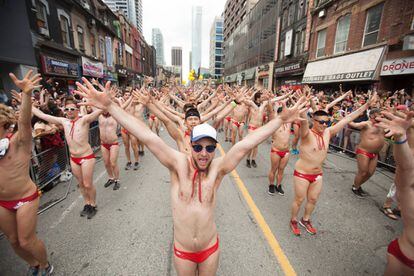 <a href="https://www.pridetoronto.com/" target="_blank">Pride Toronto</a> incluye todo un mes del Orgullo (todo junio), que este 2019 se organiza por cuarta vez, y un Festival de fin de semana, que este año tendrá lugar entre el 21 y el 23 de junio. Este último día, domingo, se celebra la 39º edición de su gran manifestación por los derechos del colectivo LGTBI y desfile, uno de los mayores de Norteamérica, con más de 200 grupos marchando y miles de manifestantes. Esta enorme fiesta en el área metropolitana de la ciudad canadiense se despliega en torno a diversos escenarios con conciertos y actuaciones de DJs, una feria callejera, performances, fiestas en salas, una Dyke March y una Trans March (marchas de las Lesbianas y de los Transexuales, respectivamente). Con epicentro en Church and Wellesley, el enclave LGBT de Toronto.