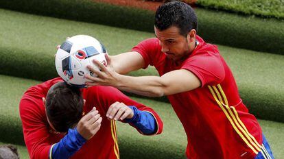 Pedro bromea con Jordi Alba durante un entrenamiento.