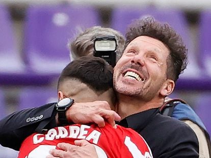 Simeone celebra con Ángel Correa el título de Liga tras ganar al Real Valladolid por 1-2 en el último partido de la temporada pasada. EFE/Ballesteros