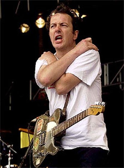 Joe Strummer, en el Festival de Glastonbury en junio de 1999.