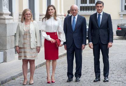 La reina Letizia, junto al presidente del grupo BBVA, Francisco González; Irene Garrido, secretaria de Estado de Economía; y Javier Flores, director general de la Fundación BBVA Microfinanzas.