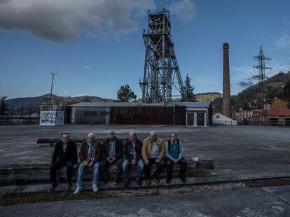 Extrabajadores del carbón  frente al castillete del pozo Barredo, en Mieres (Asturias).