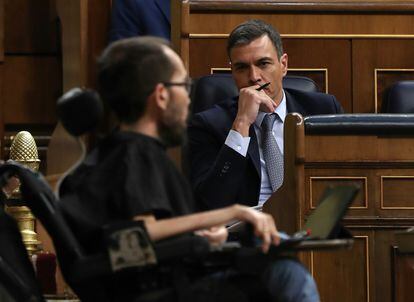 El presidente del Gobierno, Pedro Sánchez, escucha al portavoz parlamentario de Unidas Podemos, Pablo Echenique.
