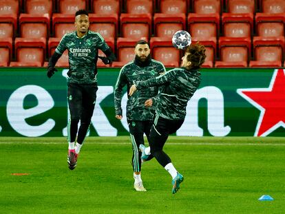 Militão, Benzema y Modric, en el entrenamiento de este lunes en Anfield.