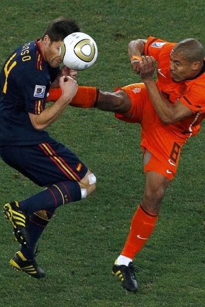 Patada brutal de De Jong en el pecho de Xabi Alonso.