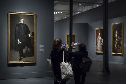 En 1623, Velázquez viajó a la corte y entró a trabajar al servicio del rey Felipe IV, que tenía entonces dieciocho años. Unos meses después realizó este retrato, que retocó hacia 1628 modificando la postura de las piernas, reduciendo el vuelo de la capa y, sobre todo, actualizando la edad del monarca. En una corte que para legitimarse reivindicaba la austeridad y el control frente al derroche y la corrupción atribuidos al reinado de Felipe III, Velázquez construye una imagen acorde con esos ideales, con una gran economía de medios y subrayando las responsabilidades del rey mediante símbolos que aluden a sus obligaciones burocráticas (el papel o memorial), a la defensa de su reino (la espada) y a la administración de la justicia (la mesa y el sombrero de copa).