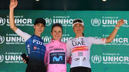 De izquierda a derecha, Cavalli, segunda, Van Vleuten, primera, y Mavi García, tercera, en el podio final del Giro de Italia.