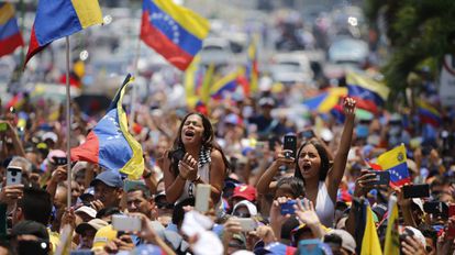Cientos de personas protestan este sábado en Valencia (Venezuela) contra el líder chavista Nicolás Maduro.