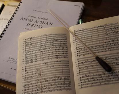 La batuta de Alondra de la Parra, sobre la partitura de una obra fundamental del siglo XX, Primavera apalache, del compositor estadounidense Aaron Copland (1900-1990).