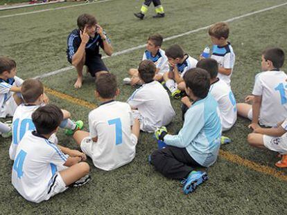 Alevines del Antiguoko escuchan a su entrenador, el pasado jueves en San Sebastián