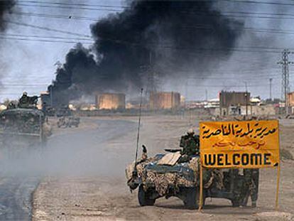 Vehículos del 2º Batallón de Marines de EE UU entran en la localidad de Nasiriyah.