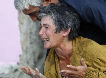 Una mujer es consolada por su marido tras un bombardeo ruso en la ciudad de Gori.