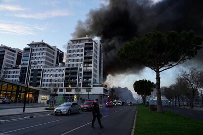 Parte trasera del edificio en llamas del barrio de Campanar.