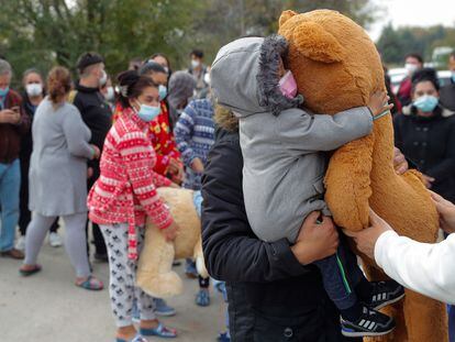 Acto de entrega de alimentos y material infantil de primera necesidad por parte de la Fundación Madrina a los niños de la Cañada Real, este jueves.