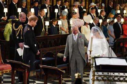 El príncipe Carlos (derecha) acompaña a Meghan Markle hasta el altar.