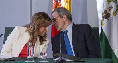 Susana Díaz y César Alierta, durante la firma del convenio.