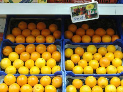 Cestas con naranjas son expuestas en una fruter&iacute;a de un mercado de Madrid. 