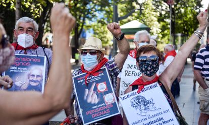 El Movimiento de Pensionistas de Bizkaia en la manifestación de este lunes para reivindicar unas pensiones públicas dignas. Entre las pancartas, algunas denunciaban las muertes en las residencias por la covid-19.