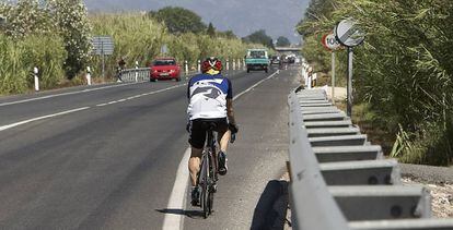 Un ciclista circula por una carretera espa&ntilde;ola, en una imagen de archivo.