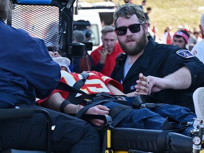 Un aficionado recibe asistencia médica después del tiroteo en el desfile de los Chiefs en Kansas City, Misuri.