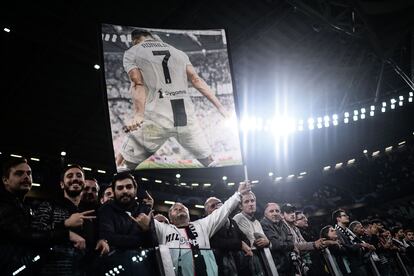 Aficionados de la Juventus exhiben una pancarta de Cristiano Ronaldo en Turín.