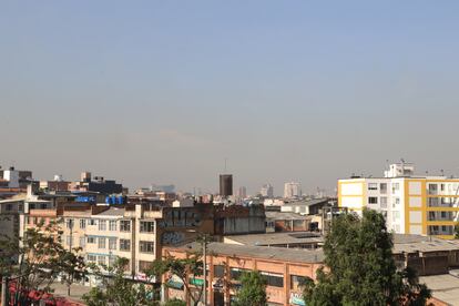 Capa de smog sobre Bogotá, captada desde los cerros orientales de la capital, el 24 de febrero de 2023.