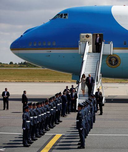 Donald y Melania Trump bajan del Air Force One a su llegada a Reino Unido en el aeropuerto de Stansted.