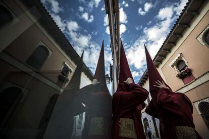 <b>MARTES SANTO. Córdoba.</b> Nazarenos de Nuestro Padre Jesús del Buen Suceso en su encuentro con su Santísima Madre la Virgen de los Dolores, en la calle de la Amargura.