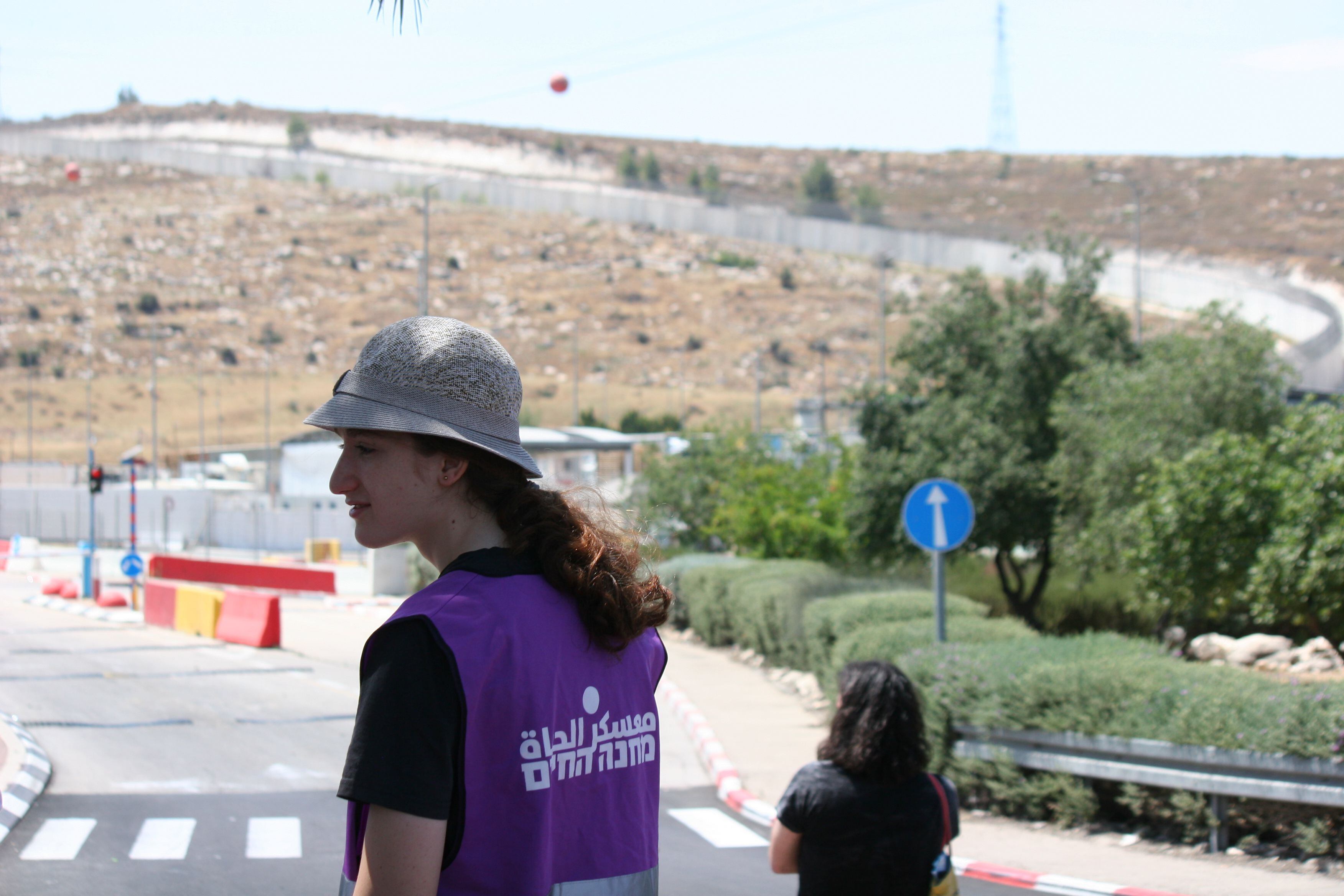 Um activista de Omdim Beyahad no posto de controlo de Tarqumiya.