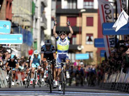 El corredor australiano Simon Gerrans celebra su victoria en la primera etapa de la Vuelta al País Vasco.