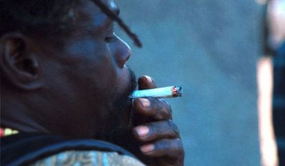 Un joven fuma marihuana en Kingston (Jamaica), en una imagen de archivo.