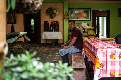 Manuel Guacheta en la casa de su familia en Inza, al norte del Cauca, Colombia.