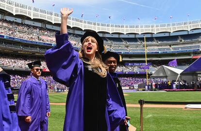 La cantante Taylor Swift, durante la ceremonia de graduación de la Universidad de Nueva York en el Yankee Stadium, este miércoles.