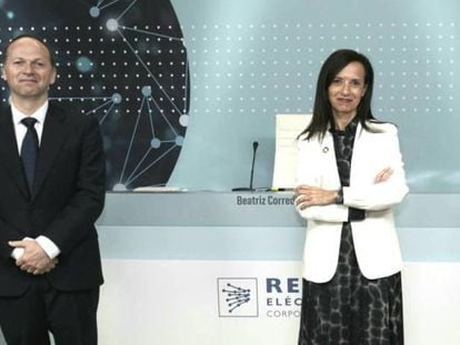 Beatriz Corredor, presidenta de Red Eléctrica y el consejerodelegado, Roberto García Merino.