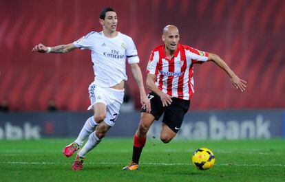 Di Mar&iacute;a pelea el bal&oacute;n con Mikel Rico. 