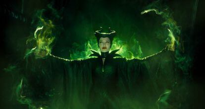 Angelina Jolie como una bruja de cuento en 'Maléfica' de Robert Stromberg.