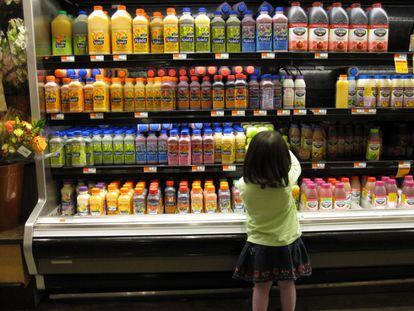 La mayoría de los zumos de supermercado contienen demasiada azúcar.
