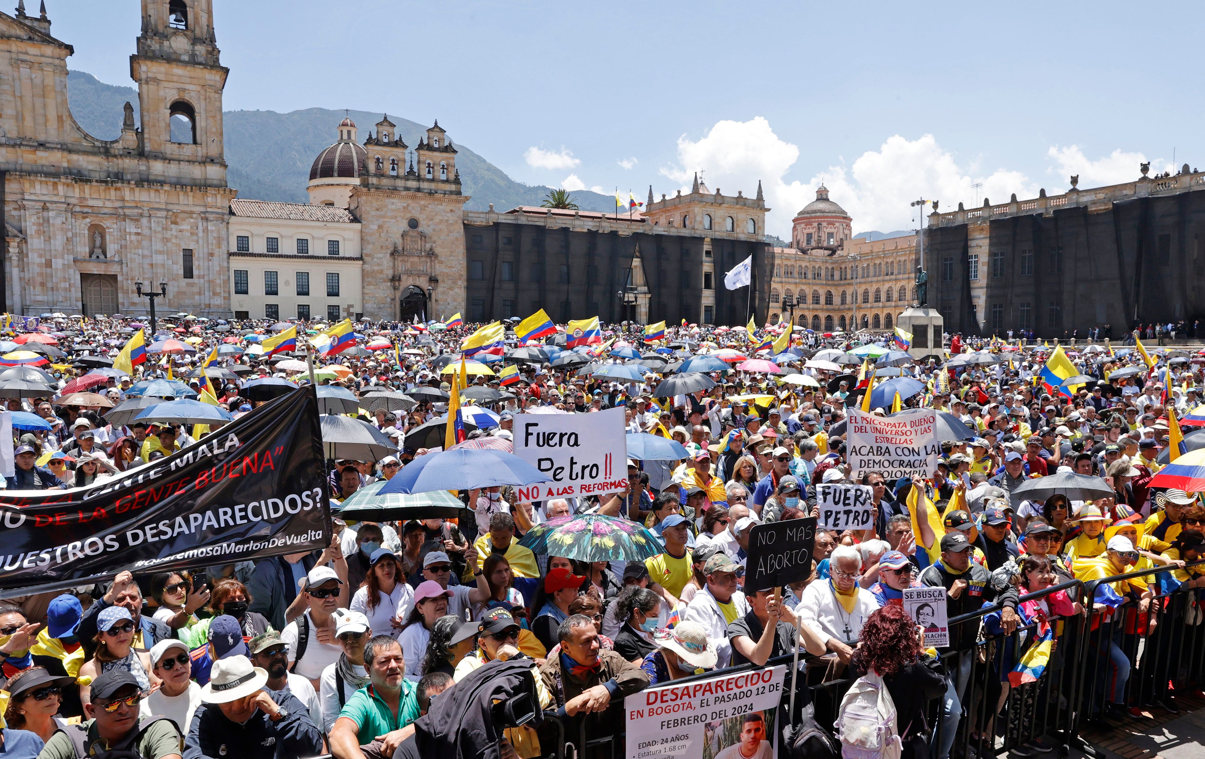 Opositores del gobierno de Gustavo Petro marchan este miércoles, en Bogotá (Colombia).