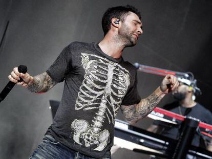 Adam Levine, cantante de Maroon 5, durante el concierto.