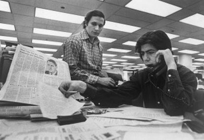Los reporteros Bob Woodward y Carl Bernstein (al teléfono), autores de los artículos sobre el 'caso Watergate'. / Corbis