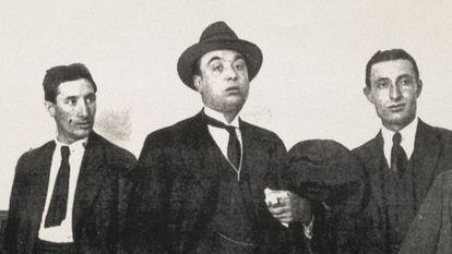 En el centro Salvador Seguí, El noi del sucre, rodeado por anarcosindicalistas leoneses de la CNT. A su derecha, sin sombrero y con corbata, Ángel Pestaña.