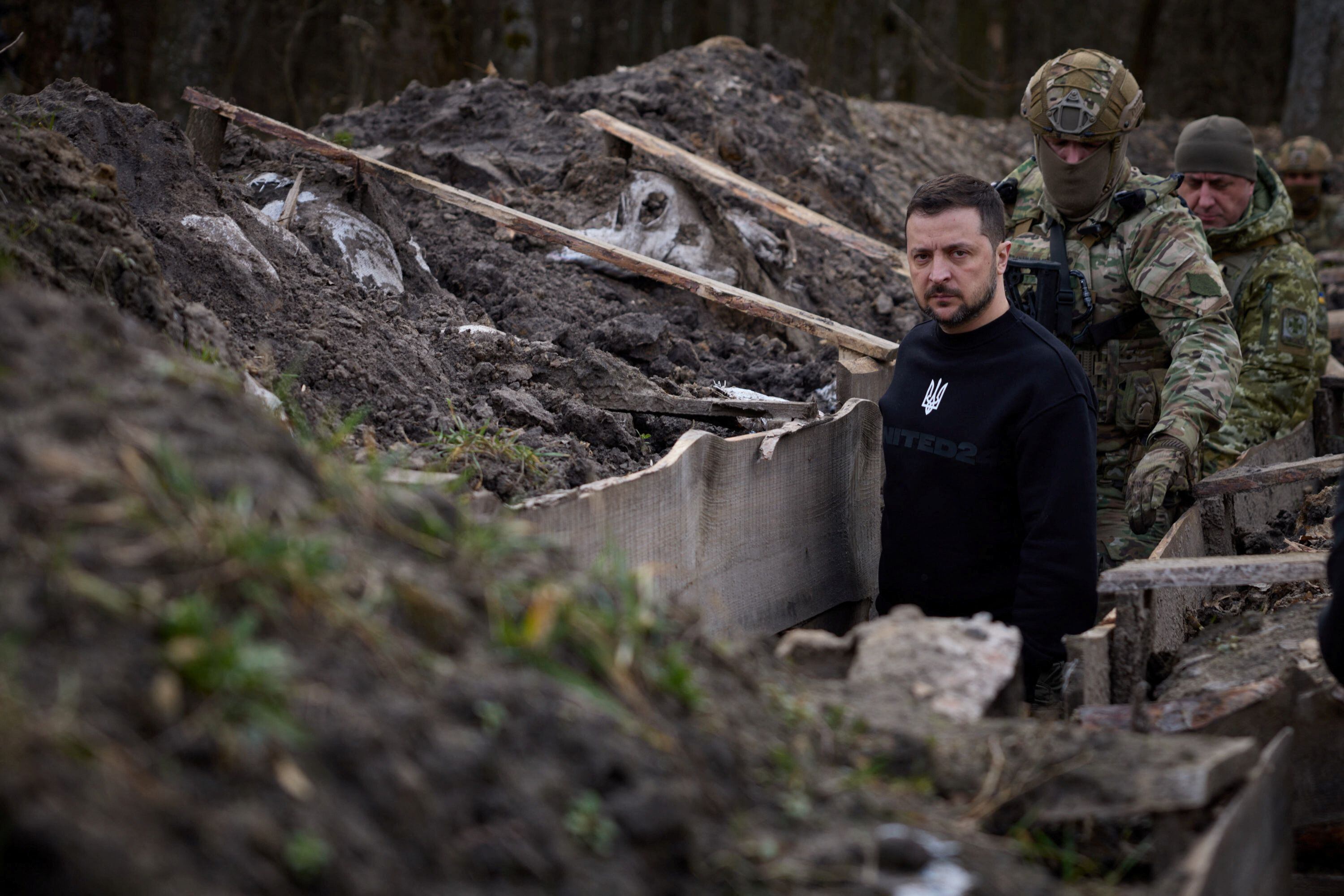 En una imagen distribuida por la presidencia ucrania, Volodímir Zelenski en una trinchera en la provincia de Sumy.