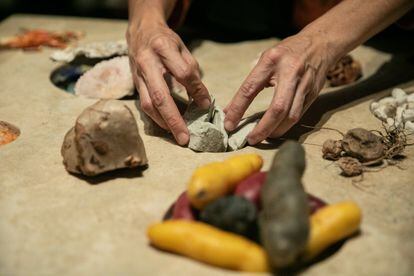 Las manos de Malena Martínez colocan uno de los ingredientes del laboratorio.