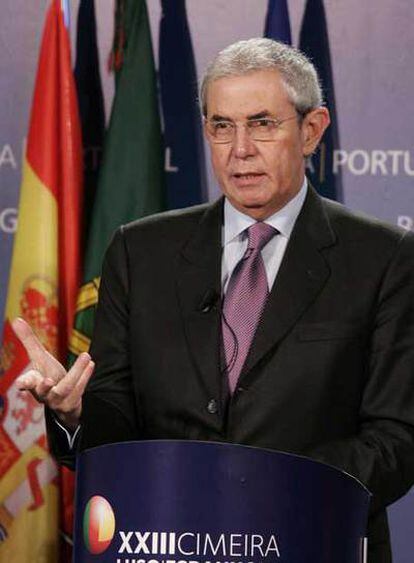 Touriño inteviene ante la prensa en la cumbre hispano lusa de Braga.
