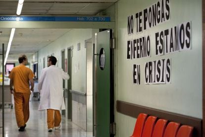 Pancartas sobre la crisis y los recortes en sanidad en una planta del hospital del Vall d&acute; Hebron. Barcelona.