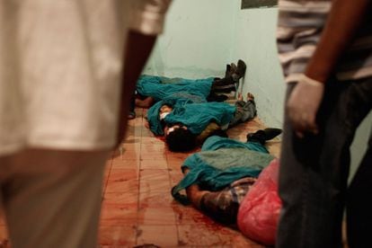 Los cuerpos sin vida de los partidario de los Hermanos Musulmanes permanecen en la morgue del hospital Liltaqmeen al-Sahy en El Cairo tras el tiroteo con el ejército egipcio cerca del cuartes de la Guardia Republicana en El Cairo, 8 de julio de 2013.