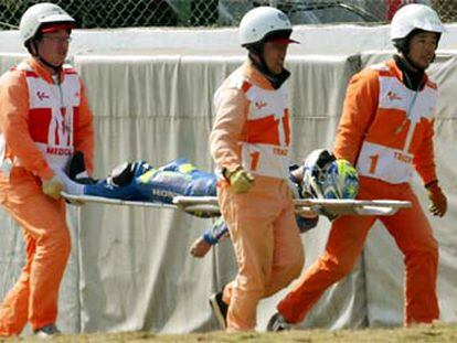 El japonés Daijiro Kato es trasladado en camilla tras su accidente, en el que, al romperse el casco, sufrió heridas gravísimas.