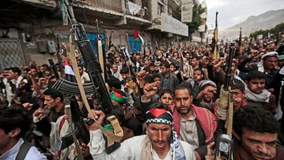 Partidarios de Houthi en Saná (Yemen) sostienen armas en una protesta contra Israel por atacar a palestinos en Gaza, el pasado 17 de mayo de 2021.