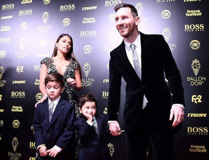 Messi, amb la seva dona i els seus dos fills grans, a la gala de París.
