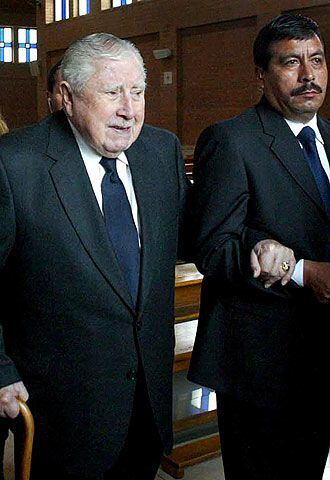 Pinochet, con un guardaespaldas, en agosto de 2003.